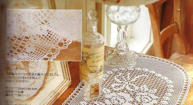 caminho de mesa de croche branco com rosas 