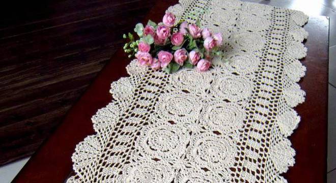 caminho de mesa de croche branco detalhada com flores
