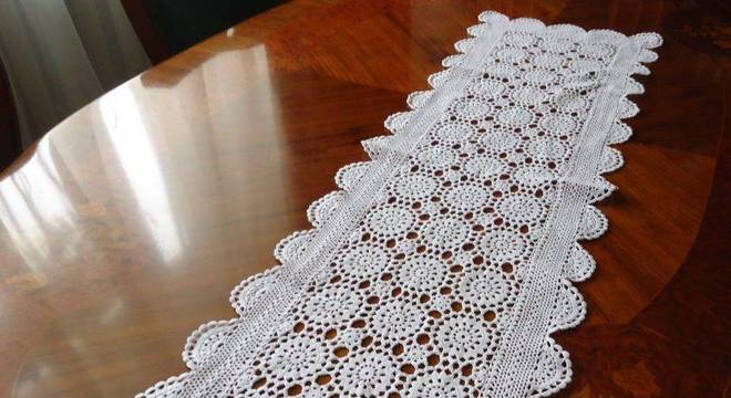 caminho de mesa de croche branco simples com bolinhas
