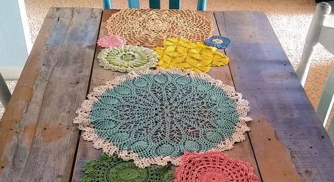Caminho de mesa de crochê colorido