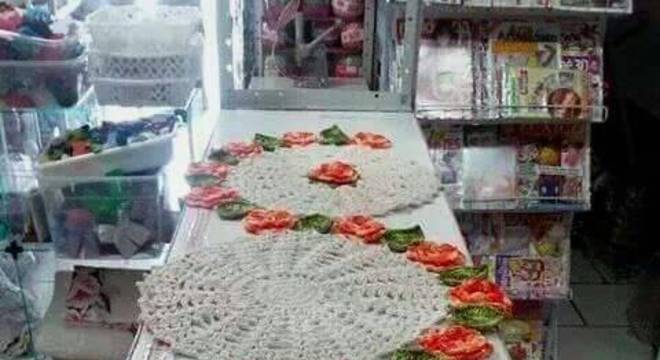 Caminho de mesa de crochê com bardado de flores laranja 