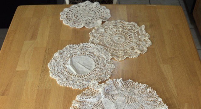 caminho de mesa de croche com bolas