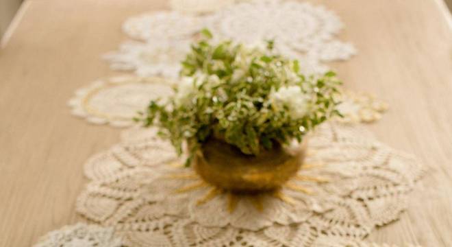 caminho de mesa de croche com bolas diferentes