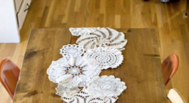 caminho de mesa de croche com circulos diferentes