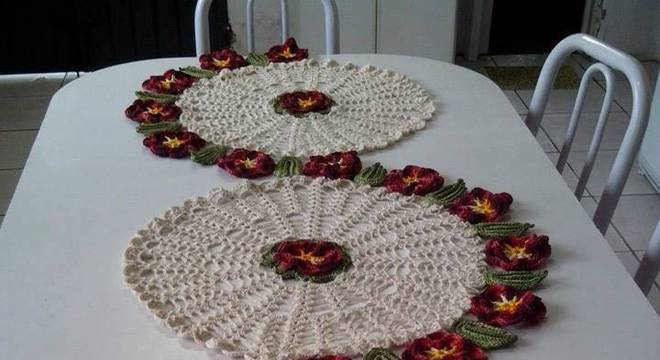 Caminho de mesa de croche com circulos e flores