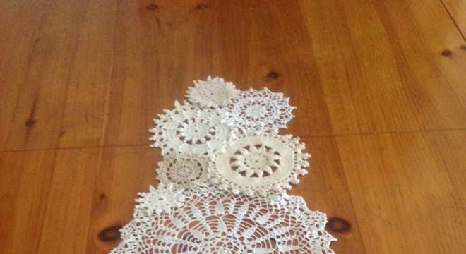 caminho de mesa de croche com circulospara aparador