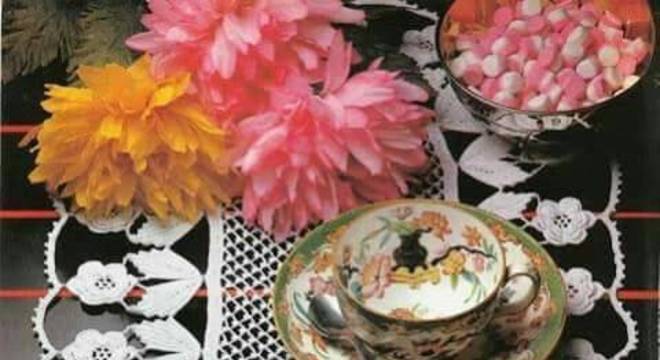 caminho de mesa de croche com flores brancas