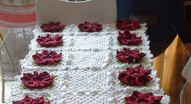 Caminho de mesa de crochê com flores vermelha