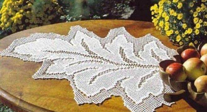 caminho de mesa de croche de folhas
