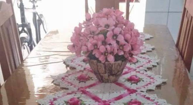 Caminho de mesa de crochê flor rosa
