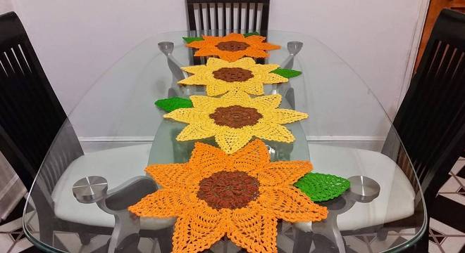 Caminho de mesa de crochê girassol
