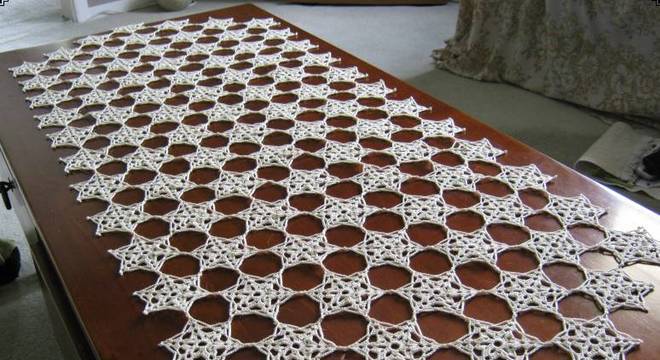 caminho de mesa de croche largo com estrelas