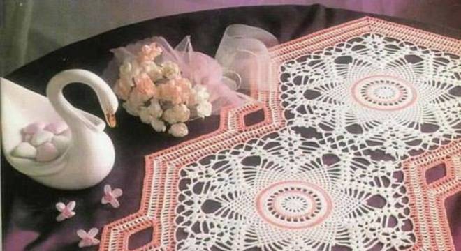 Caminho de mesa de crochê losangulo 