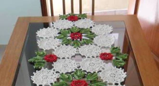 Caminho de mesa de crochê natalina