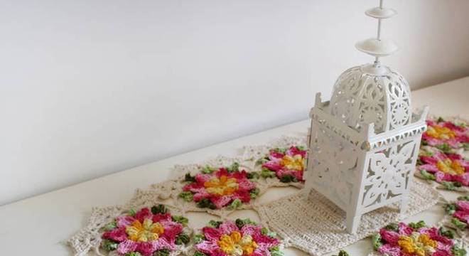 caminho de mesa de crochê pequeno branco com flore rosas