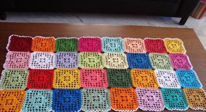 Caminho de mesa de crochê quadrados coloridos