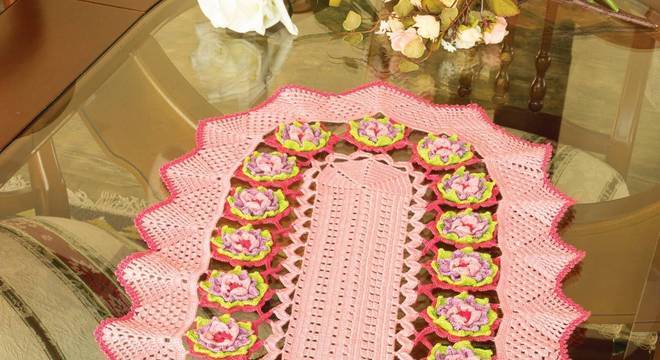 Caminho de mesa de crochê rosa