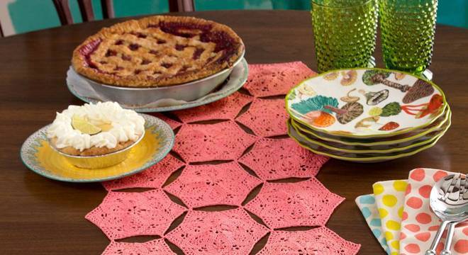 Caminho de mesa de crochê rosa claro