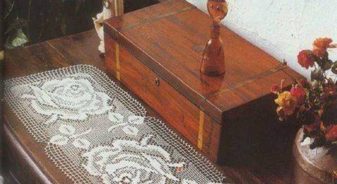 caminho de mesa de croche rosas