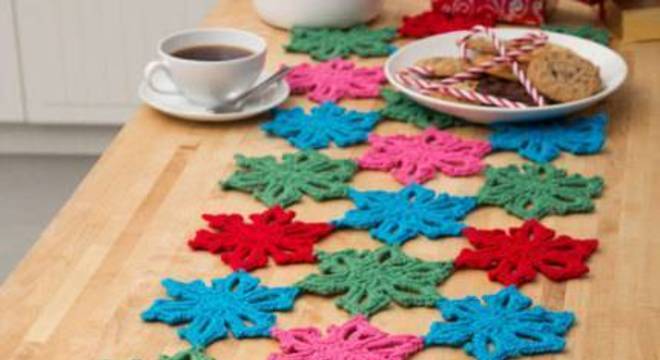 Caminho de mesa de crochê rosas