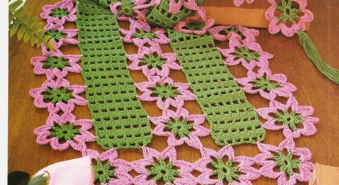 Caminho de mesa de crochê verde e rosa