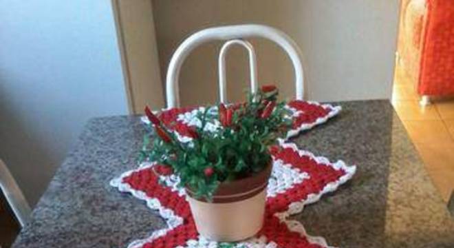 Caminho de mesa de crochê vermelho e branco