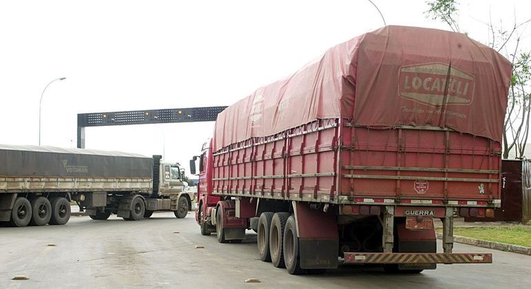 Caminhões de carga circulam em rodovia