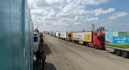Caminhões aguardam a abertura da fronteira para levar ajuda humanitária para a Faixa de Gaza