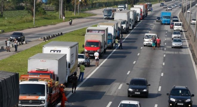 Trecho da Via Dutra estava parado, mesmo após acordo com o governo