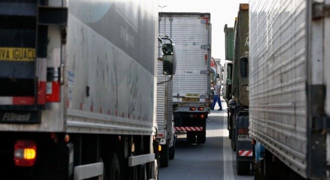 CaminhÃµes parados nesta sexta-feira na Via Dutra, no Rio de Janeiro