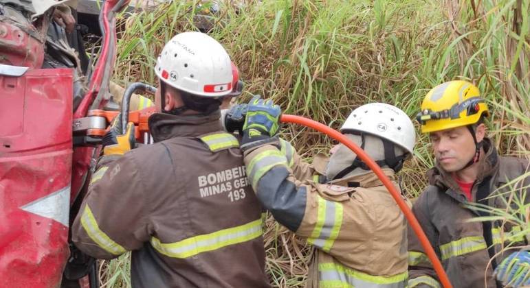 Corpo de caminhoneiro ficou preso às ferragens após acidente em Muriaé