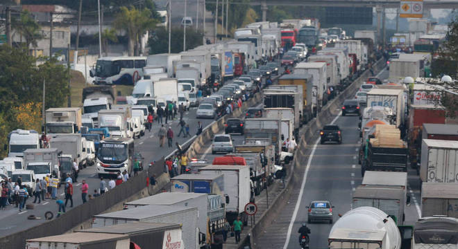 Paralisação dos caminhoneiros começou segunda (21)