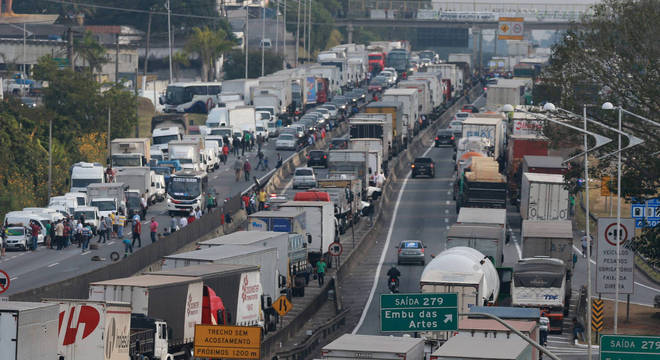 Bloqueios em estradas de todo o país já duram cinco dias