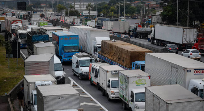 Rodovias ainda apresentam trechos de lentidão devido a protestos