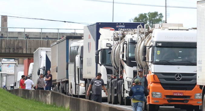 Bloqueios de caminhoneiros já prejudica abastecimento de alimentos