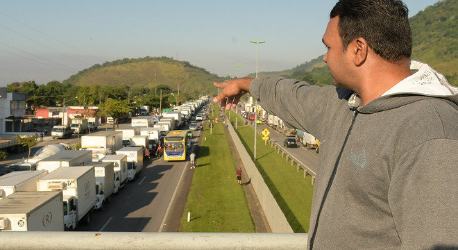 Caminhoneiros bloqueiam faixas da Rio-Teresópolis (RJ) na manhã desta quarta