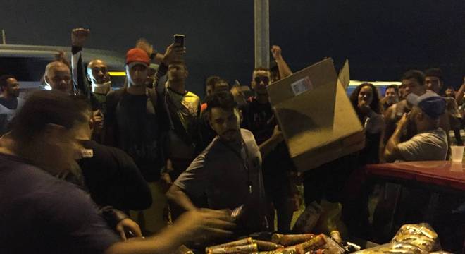 Os grevistas receberam apoio de moradores que levaram biscoitos e água