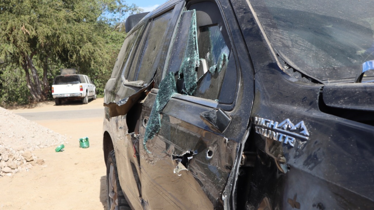 Caminhonete do Cartel de Sinaloa crivada de tiros (Márco Neves/RecordTV)
