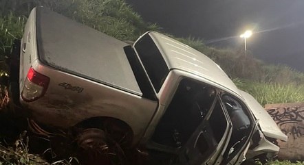 Caminhonete só parou após cair de barranco