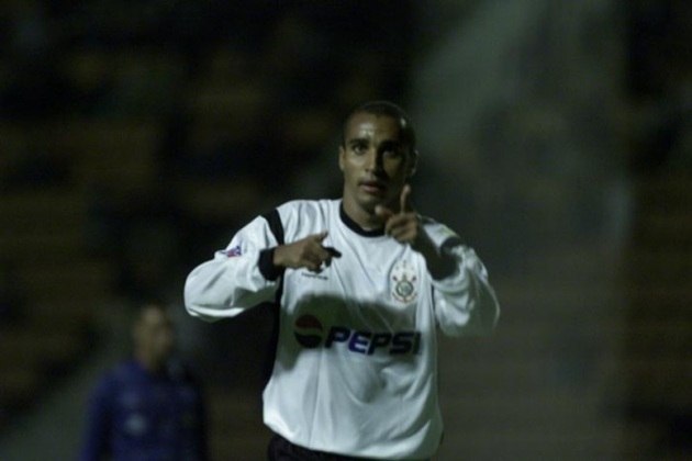 Camisa 1 do Corinthians em 2002 - Seguindo com a Topper, detalhe mais grosso em preto na altura dos ombros
