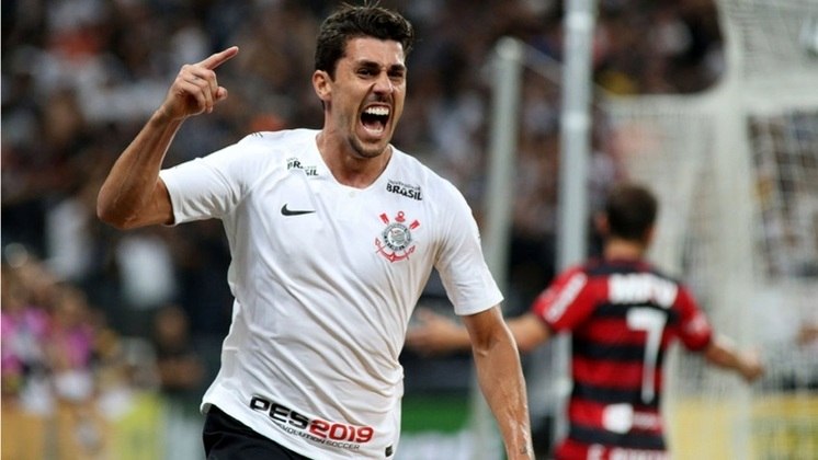 Camisa 1 do Corinthians em 2018 - Praticamente toda branca, gola careca com botão e detalhes em preto na nuca