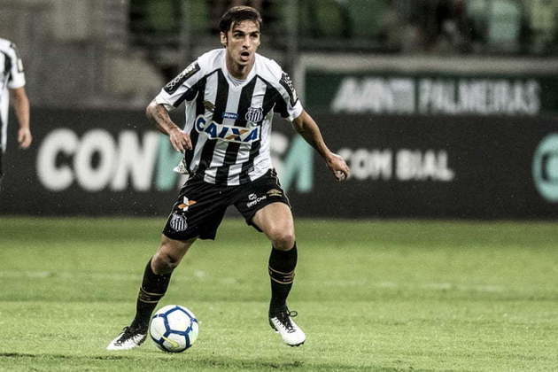 Camisa 10 e capitão da Costa Rica na última Copa do Mundo, Bryan Ruiz chegou no Santos em 2018 e decepcionou. Com altos salários, atuou em apenas 14 jogos e não marcou nenhum gol.