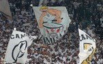 3) Assim como o São Paulo, o Corinthians está deixando a desejar, mas a 
torcida segue marcando presença, com uma média de 39.822 torcedores por 
jogo. O Timão realizou ainda uma partida com os portões fechados