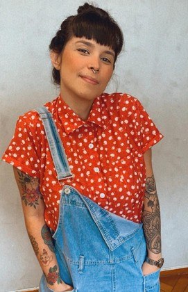 Para explorar produções com camisas que não sejam básicas, o segredo é apostar em estampas. “Muitas pessoas não são tão fãs de básicos e tudo bem! As camisas são tão versáteis que permitem criar produções incríveis com peças estampadas