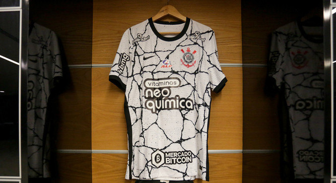 Camisa do Corinthians exposta no vestiário do clube