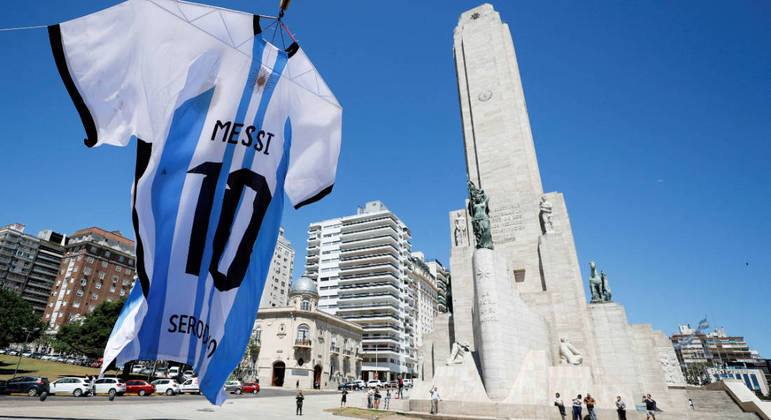 A Argentina toda vive a expectativa pela final da Copa do Mundo de 2022. Mas nenhuma cidade sente tanto a decisão quanto Rosário. Afinal, foi lá que há 35 anos nasceu Lionel Messi, a maior esperança dos argentinos para a conquista do tricampeonato mundial amanhã, domingo (18)