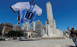 Rosário está vestida e pintada de Lionel Messi. Uma camisa de 18 metros da seleção, com o nome e o número do craque, foi colocada ao lado do Monumento à Bandeira, um dos pontos turísticos da cidade, de quase 1 milhão de habitantes, localizada a 300 quilômetros da capital, Buenos Aires