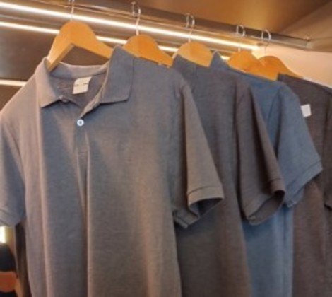 O lote 47 oferece cinco camisas polo cinzas masculinas. O grupo será comprado por ao menos R$ 70