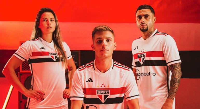 Atletas do São Paulo posam para foto com a camisa do clube