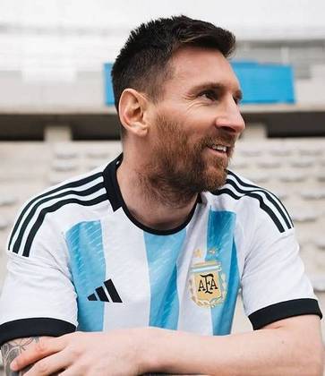A Copa do Mundo é um desfile de craques e, por que não, de moda também. As seleções então começaram a divulgar os seus uniformes para a disputa que acontece de 21 de novembro a 18 de dezembro, no Catar. Confira a seguir os modelos lançados oficialmente pelas fornecedoras de material esportivo